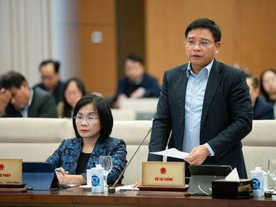 Bộ trưởng Bộ Tài chính Nguyễn Văn Thắng trình bày tờ trình tại phiên họp.