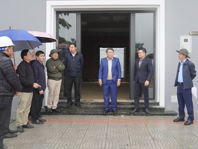 Quyền Chủ tịch UBND tỉnh Quảng Trị Hà Sỹ Đồng (ở giữa) kiểm tra tại hạng mục Nhà ở xã hội tại dự án Khu đô thị thương mại - dịch vụ Nam Đông Hà 