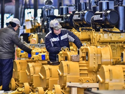 Công nhân làm việc trên dây chuyền lắp ráp sản xuất máy xúc tại một nhà máy ở tỉnh Sơn Đông, miền đông Trung Quốc. Ảnh: AFP