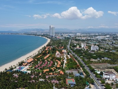 Khu vực dọc biển Bình Sơn - Ninh Chữ có nhiều resort đã hoạt động như TTC, Hoàn Cầu - Ninh Chữ, Con Gà Vàng, Aniise Villa...; điểm nhấn là Dự án Sunbay Park Hotel & Resort (chưa hoàn thành). 