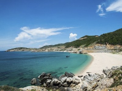 Huyện Phú Lộc được thiên nhiên ưu ái với địa hình đồi núi sát biển và những bãi biển đẹp nổi tiếng. Ảnh minh hoạ