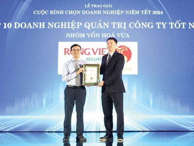 Đại diện Rồng Việt đón nhận giải thưởng tại Cuộc bình chọn Doanh nghiệp niêm yết 2024