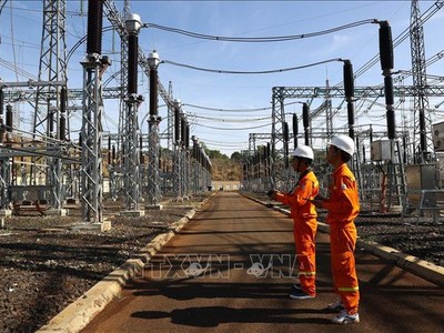 Công nhân truyền tải điện Gia Lai soi phát nhiệt tại TBA 500kV Pleiku 2. (Ảnh: Huy Hùng/TTXVN)
