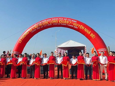 Sau 13 tháng thi công, cầu Phước Long chính thức thông xe sáng 30/12. 