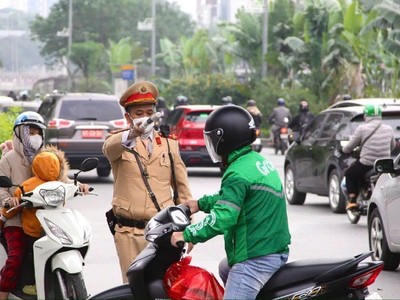 CSGT phân luồng, hướng dẫn các phương tiện trong giờ cao điểm. Ảnh: CAHN