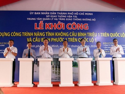 Lãnh đạo UBND TP.HCM cùng các sở, ngành thực hiện nghi thức khởi công. Ảnh: Lê Anh 