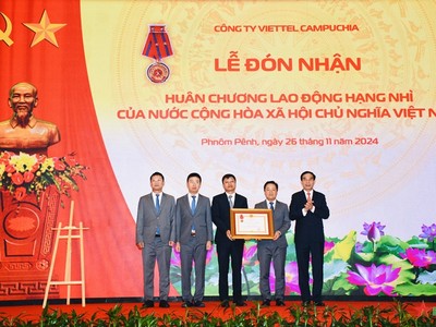 Viettel Campuchia đón nhận Huân chương Lao động hạng Nhì của Việt Nam.