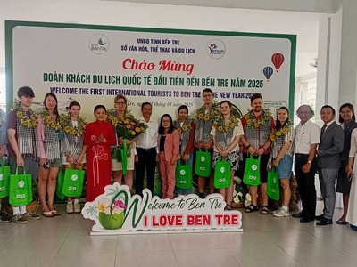 Lãnh đạo ngành du lịch tỉnh và TP. Bến Tre chúc mừng và tặng quà lưu niệm cho đoàn du khách quốc tế