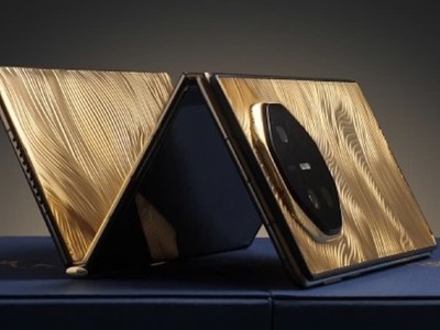 Điện thoại gập ba bằng vàng 18K, giá hơn 2,5 tỷ đồng. Ảnh: Caviar 