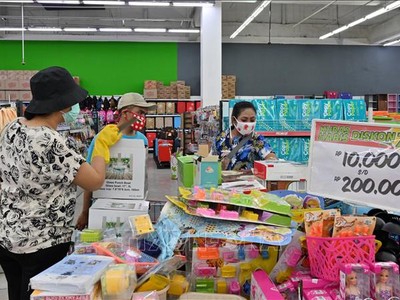 Người dân mua sắm tại siêu thị ở Jakarta, Indonesia. Ảnh: AFP/TTXVN