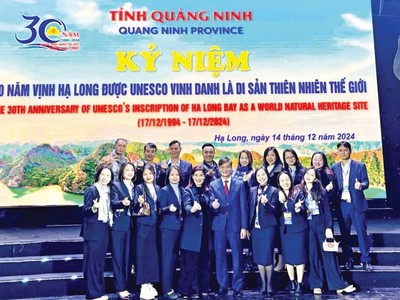 Tập thể Ban Quản lý vịnh Hạ Long - những con người luôn thể hiện trách nhiệm cao với công tác bảo tồn, khai thác, phát huy giá trị vịnh Hạ Long (Ảnh: Ban quản lý vịnh Hạ Long) 
