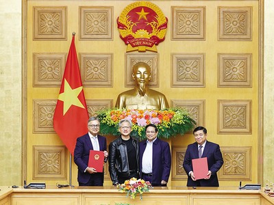 Thủ tướng Chính phủ Phạm Minh Chính và ông Jensen Huang, Giám đốc điều hành Tập đoàn NVIDIA chứng kiến Lễ ký Thỏa thuận hợp tác giữa Chính phủ Việt Nam và Tập đoàn NVIDIA về nghiên cứu và phát triển trí tuệ nhân tạo. Ảnh: TTXVN 