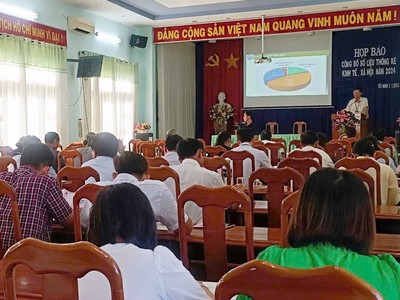 Ông Nguyễn Đình Bửu Quang – Cục trưởng Cục Thống kê tỉnh Tây Ninh thông tin tại buổi họp báo.