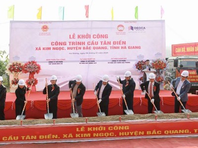 Cầu Tân Điền được tài trợ bởi ngân sách tỉnh Lâm Đồng (12 tỷ đồng) và Tập đoàn Đèo Cả (3 tỷ đồng). 