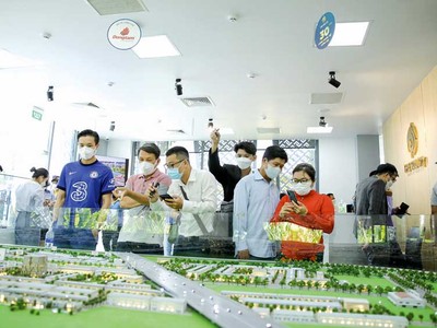 Chi phí đầu tư cao, nên vẫn khó giảm giá nhà trong năm 2025. Trong ảnh: Khách hàng tham dự buổi mở bán Dự án The Sol City 