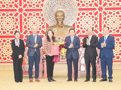 Lãnh đạo tỉnh Nghệ An trao Giấy chứng nhận đăng ký đầu tư Dự án WHA Industrial Zone 2