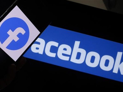 Biểu tượng của Facebook trên màn hình điện thoại thông minh. Ảnh: AFP/TTXVN
