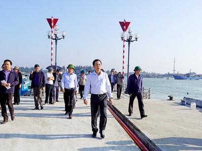 Phó chủ tịch UBND tỉnh Quảng Trị Hoàng Nam (đi đầu) kiểm tra hạng mục Cảng du lịch Cửa Việt. Ảnh: Hồng Hà