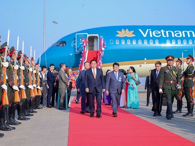 Thủ tướng Phạm Minh Chính tới Vientiane, bắt đầu thăm Lào 