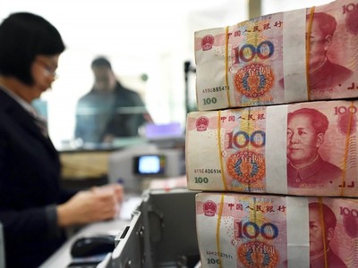 Đồng nhân dân tệ giao dịch tại Trung Quốc trong tuần này đã trượt giá mức thấp nhất trong 16 tháng so với đồng đô la Mỹ. Ảnh: AFP