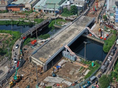 Dự án cầu Tân Kỳ, Tân Quý đang thi công các hạng mục còn lại 2 bên đầu cầu - Ảnh: Lê Minh