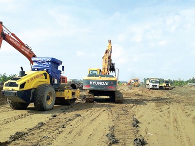 Thi công một đoạn đường ven biển Thanh Hóa.