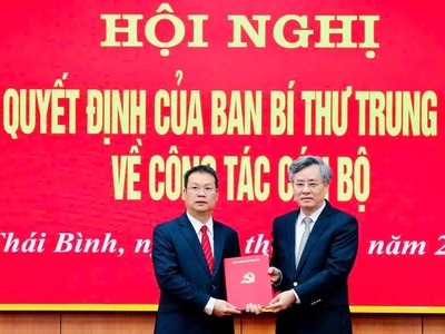 Ông Nguyễn Quang Dương, Phó trưởng ban Tổ chức Trung ương trao quyết định cho tân Phó bí thư Tỉnh ủy Thái Bình Nguyễn Mạnh Hùng. 