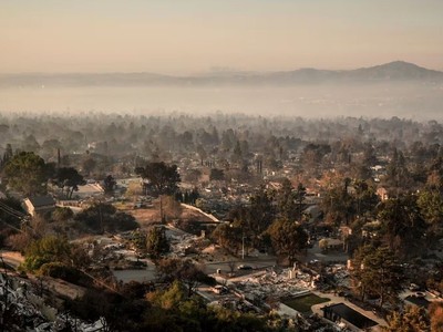 Cảnh tàn phá do cháy rừng tại Altadena, California, Mỹ. Ảnh: AP/TTXVN