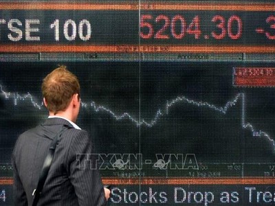 Bảng điện tử hiện thị chỉ số FTSE 100 tại London, Anh. Ảnh minh họa: BLOOMBERG NEWS/TTXVN
