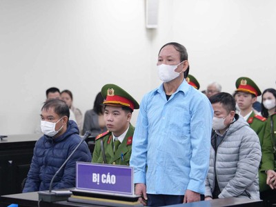 Cựu Chủ tịch HĐTV NXB Giáo dục Nguyễn Đức Thái trước bục khai báo.