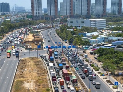 Dòng xe xếp hàng dài để chờ vào cao tốc TP.HCM - Long Thành - Dầu Giây ở nút giao An Phú- Ảnh: Lê Toàn