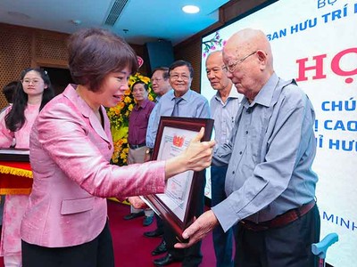 Thứ trưởng Nguyễn Thị Bích Ngọc chúc Tết cán bộ cao tuổi ngành Kế hoạch và Đầu tư 