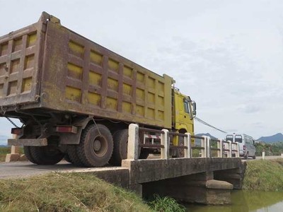 Một đoạn Quốc lộ 9B.