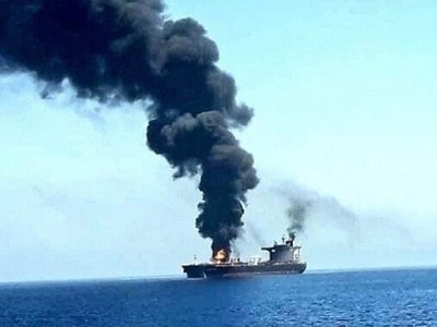 Một tàu hàng bị lực lượng Houthi tấn công trên Biển Đỏ. Ảnh: IRNA/TTXVN