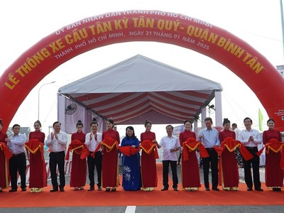Lãnh đạo TP.HCM thực hiện nghi thức cắt băng thông xe cầu Tân Kỳ- Tân Quý 