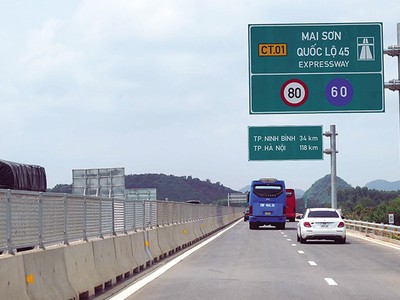 Người điều khiển xe cơ giới trên 6 tuyến cao tốc dự kiến đưa vào thu phí hiện rất quan tâm tới mức phí sử dụng đường cao tốc. Trong ảnh: Tuyến cao tốc Mai Sơn - Quốc lộ 45 