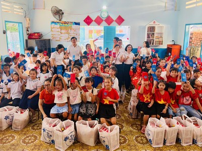 Sacombank mang “ấm tình mùa xuân” đến với các hoàn cảnh khó khăn dịp xuân Ất Tỵ 2025