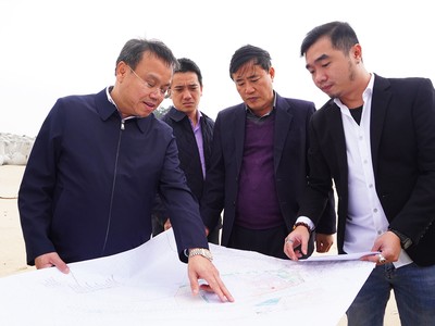 Phó chủ tịch UBND tỉnh Quảng Trị Lê Đức Tiến (ngoài cùng, trái ảnh) trong một chuyến kiểm tra tiến độ thi công dự án Kho Xăng dầu Việt Lào