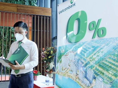 Gần đây, lãi suất ngân hàng giảm đáng kể và nhiều ngân hàng đưa ra ưu đãi vay vốn mua nhà (Ảnh: Lê Toàn) 