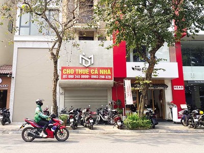 Nhiều cửa hàng mặt phố tại Hà Nội treo biển cho thuê cả tháng mà chưa tìm được khách (Ảnh: Đức Thanh) 