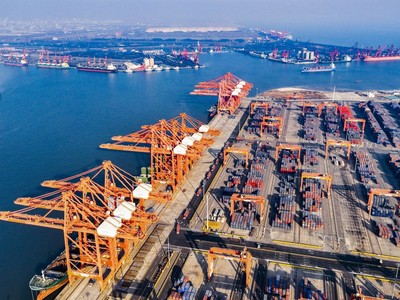 Quang cảnh cảng hàng hóa tại tỉnh Hà Bắc, Trung Quốc. Ảnh: THX/TTXVN