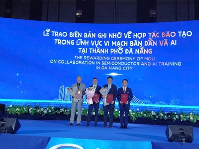 Trung tâm Nghiên cứu, đào tạo thiết kế vi mạch và trí tuệ nhân tạo thành phố Đà Nẵng trao biên bản ghi nhớ với các đối tác về đào tạo vi mạch bán dẫn và trí tuệ nhân tạo.