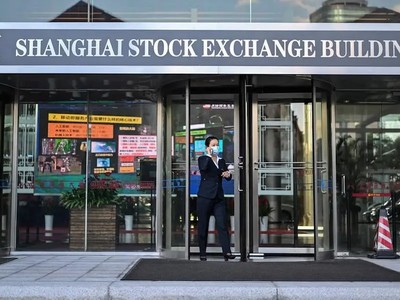 Bên ngoài tòa nhà Sở Giao dịch Chứng khoán Thượng Hải, Trung Quốc. Ảnh: AFP 