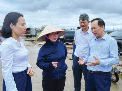 Phó Thống đốc thường trực NHNN Đào Minh Tú trò chuyện với chị Đỗ Thị Cúc (giữa), người nuôi hải sản ở bến Giang, xã Tân An, thị xã Quảng Yên, tỉnh Quảng Ninh ngày 11/9/2024