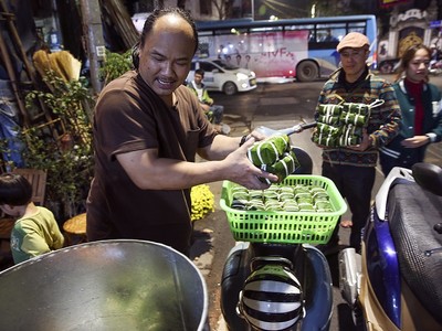 Sum vầy quanh nồi bánh chưng Tết truyền thống giữa lòng Hà Nội 