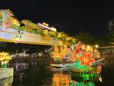 Chợ hoa với nhiều bối cảnh được đầu tư trên bến, dưới thuyền quy mô, nổi bật. 