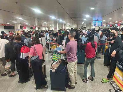 Đi từ mờ sáng, thức chờ xuyên đêm đón tàu, xe trở về quê ăn Tết 