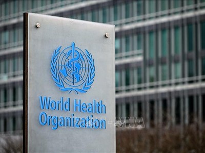 Biểu tượng Tổ chức Y tế Thế giới (WHO) tại trụ sở ở Geneva, Thụy Sĩ. Ảnh: AFP/TTXVN