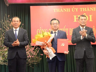 Bí thư Thành ủy TP.HCM Nguyễn Văn Nên và Trưởng Ban Tổ chức Trung ương Lê Minh Hưng trao Quyết định và tặng hoa chúc mừng ông Nguyễn Thanh Nghị. Ảnh: Anh Thơ