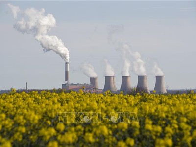 Khí thải phát ra từ một nhà máy ở Scunthorpe, Anh. Ảnh: AFP/TTXVN